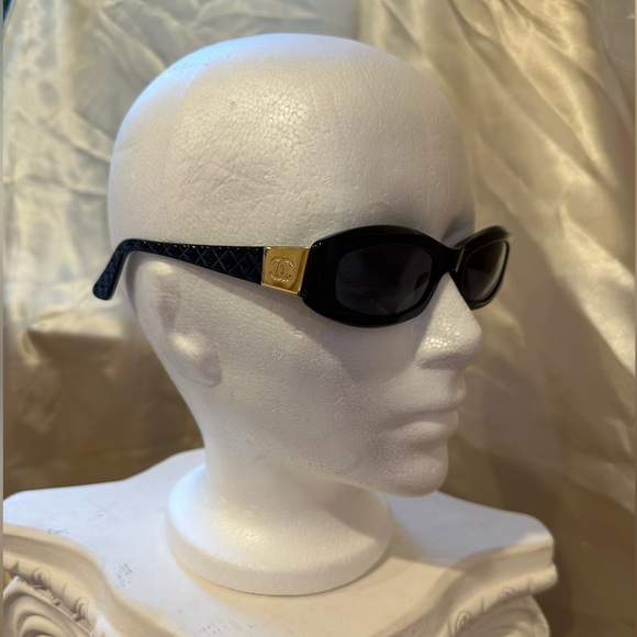 Chanel 5014 CC Quilted Vintage Sunglasses in Black and Gold Hue - Picture 10 of 17